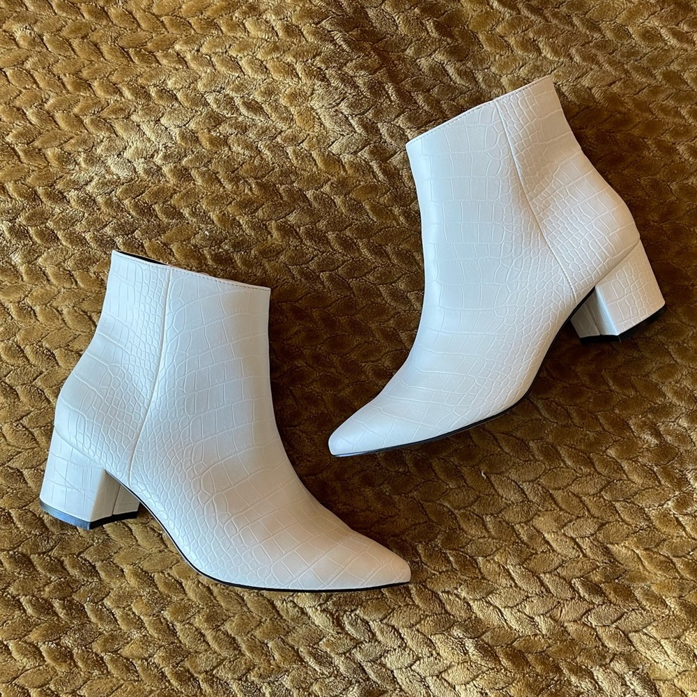 Croc-Embossed Pointed Toe Boot | Women’s Size 8